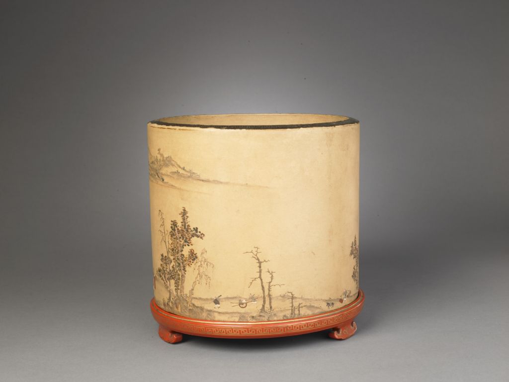 中国 堆朱 刻人物 筒 文房四宝 铜｜四方炉器型规整大气，线条简洁流畅，尽显沉稳庄重之态。人物形态